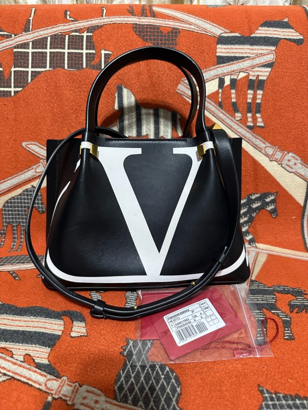 VALENTINO GARAVANI ❤️🌟GO LOGO ESCAPE TOTE⭐️